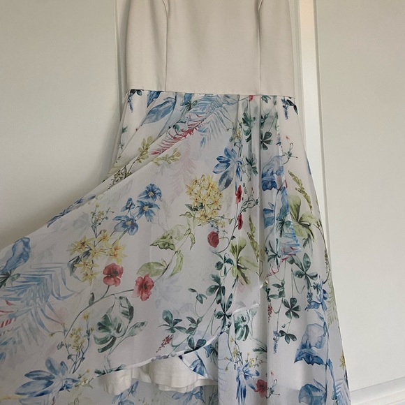 Beautiful dress, upper bodice with flowy floral design on the skirt - Picture 4 of 5